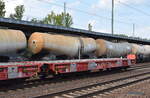 Ein ganze Reihe kurzgekuppelter neuerer Drehgestell-Flachwagen (sechsachsig) ohne Beladung der DB Cargo in einem gemischten Güterzug, am Ende des Zuges der Wagen mit der Nr.