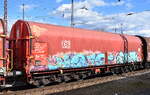 Drehgestell-Flachwagen mit sechs Radsätzen, verschiebbarem Planenverdeck und Lademulden für Coiltransporte der DB Cargo mit der Nr.