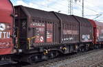 Nur noch selten zu sichten, ein Drehgestell-Flachwagen mit vier Radsätzen, verschiebbarer Teleskophaube  und Lademulden für Coiltransporte der DB Cargo mit der Nr.