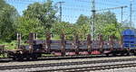 Drehgestell-Flachwagen mit Doppelrungen der DB Cargo, wird meistens f�r Stammholztransporte genutzt, in diesem Fall f�r Stahlspundlatten mit der Nr. 31 RIV 80 D-DB 4725627-2 Snps-x 713   in einem gemischten Transportzug am 18.05.26 H�he Bahnhof Magdeburg-Hbf.