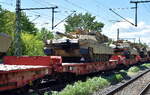 Drehgestell-Flachwagen, sechsachsig f�r Schwerlasten der DB Cargo mit der Nr. 31 TEN 80 D-DB 4858 150-4 Samms 709 beladen mit US-Panzer in einem Milit�rtransportzug am 18.05.26 H�he Niederndodeleben.