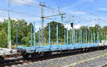 Drehgestell-Flachwagen mit Rungen f�r Holzstamm-Transporte vom Einsteller S-Rail GmbH (SETG) mit der Nr. 83 TEN 80 D-SRA 4723 210-6 Snps in einem Ganzzug am 18.06.26 H�he Leipzig-Thekla.