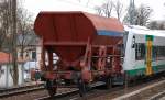Die G�terwagen der ehemaligen imoTrans sind inzwischen wohl haupts�chlich bei der Potsdamer EGP im Ensatz, hier noch mit altem Firmenlogo (Blaues Band) ein offener Sch�ttgutwagen vom Typ Fcs mit der