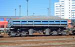 Ein Drehgestell-Schüttgutkippwagen mit Schotter beladen vom Typ Fas inzwischen für Wagon Care B.V.