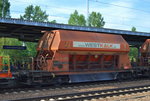 Bisher noch nie gesehen diesen Wagentyp, diese sicherlich nicht mehr ganz taufrischen Drehgestell-Schüttgutwagen mit dosierbarer Schwerkraftentladung vom Einsteller WLE, im Bild der Wagen mit der