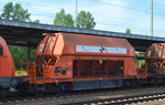 Bisher noch nie gesehen diesen Wagentyp, diese sicherlich nicht mehr ganz taufrischen Drehgestell-Schüttgutwagen mit dosierbarer Schwerkraftentladung vom Einsteller WLE, im Bild der Wagen mit der