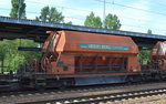 Bisher noch nie gesehen diesen Wagentyp, diese sicherlich nicht mehr ganz taufrischen Drehgestell-Schüttgutwagen mit dosierbarer Schwerkraftentladung vom Einsteller WLE, im Bild der Wagen mit der