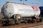 Ein Kesselwagen mit dem Aufdruck  D�ngemittelspezialit�ten NAT�RLICH-ANWENDERFREUNDLICH SKW PIESTERITZ  vom Wageneinsteller NACCO GmbH in Hamburg f�r die Firma SKW STICKSTOFFWERKE PIESTERITZ GMBH im