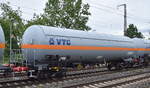 Druckgaskesselwagen mit Sonnendach vom Einsteller VTG mit der Nr. 37 TEN GE 80 D-VTG 7820 836-0 Zags mit gleichartigen Wagen in einem gemischten G�teerzug am 04.06.26 H�he Bahnhof Saarmund.
