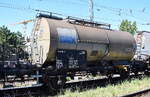 Zweiachsiger Kesselwagen vom Einsteller GATX Rail Germany GmbH mit der Nr. 23 RIV 80 D-GATXD 7475 120-3 Zces Bf. Altenburg in einem gemischten G�terzug am 29.07.26 H�he Bahnhof Magdeburg-Neustadt.