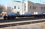 Dieser extra  umgebaute Drehgestellflachwagen der DB vom Typ Uas 995 (ehemaliger Res 675) ist an die Fa.