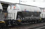 Ein noch ganz frisch aussehender Staubgutwagen vom Einsteller WASCOSA mit cemex-Logo eingestellt mit der Nr.