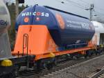 Im typisch farbigen Design präsentiert sich dieser Staubgutwagen vom Schweizer Einsteller Wascosa und verweist auf das fünfzigjährige Firmenbestehen, der Wagen hat die Nr.