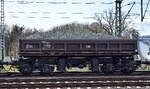 DB Bahnbau Gruppe GmbH mit einem Drehgestell-Schüttgutkippwagen zum Schottern von Gleisen mit der Nr.