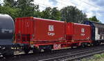 DB Cargo mit einem ihrer neueren Drehgestell-Güterwagen 31 TEN 80 D-DB 9300 064-0 Uas 224.2 mit zwei Wechselbehältern mit Plane abgedeckt in einem gemischten Güterzug am 01.08.25