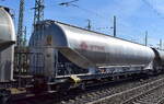 Großvolumiger Staubgutwagen vom Einsteller ERMEWA SA mit der Nr. 37 TEN 80 D-ERMD 9327 037-9 Uacns, Ladegut: Braunkohlestaub siehe auch UN-Nr. 40/1361 in einem Ganzzug am 15.04.26 Höhe Bahnhof Ruhland.  