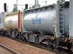 Eine Containertragwageneinheit vom Typ Sggmrss 90 beladen mit zwei gro�en Tankcontainern (NJHOF WASSINK) eingestellt mit der Nr.