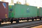 Diese einzelnen Containertragwagen vom Typ Lgns 581 geh�ren der DB Tochtergesellschaft DB Intermodal Services GmbH, hier der Wagen 25 RIV 80 D-BTSK 4432 9756-7 Lgns 581, 13.10.10 Bhf.