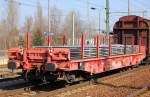 DB SCHENKER Drehgestellflachwagen mit sechs Rads�tzen, Rungen und Stirnwandklappen beladen mit Metallplatten (Stahl/Blech?) eingestellt mit der Nr.