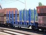 Ein blauer Drehgestellflachwagen vom Wageneinsteller European Rail Rent GmbH (ERR) vom Typ Snps5 eingestellt mit der Nr.