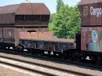 Drehgestellflachwagen mit Rungen (siehe seitliche K�sten)mit sechs Rads�tzen vom Typ Samms 710 der DB f�r Schwertransporte der Stahlindustrie (Stahlbrammen), eingestellt mit der Nr.