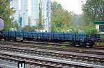 Drehgestellflachwagen mit niedrigen Rungen vom Wageneinsteller NACCO eingestellt mit der Nr.