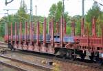 Drehgestellflachwagen mit Rungen und Niederbindeeinrichtung der DB vom Typ Sns 727 beladen mit schweren Stahlsegmenten, 30.09.10 Bhf.