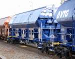 Blaue Sch�ttgutwagen mit Schwenkdach vom Wageneinsteller VTG aus Hamburg, im Bild der Wagen 33 RIV 80 D-VTGD 083 4 022-0 vom Typ Tads, 29.10.10 Bhf. Berlin-Sch�nefeld Flughafen.