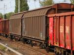 Zwei DB Schiebewandwagen vom Typ Hbbins 306, im Vordergrund der der Wagen mit der Nr.