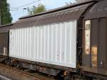 Relativ h�ufig sieht man in letzter Zeit diese wei� angestrichenen Schiebewandwagen des Wageneinstellers TRANSWAGGON GmbH, im Bild der Wagen mit der Nr.