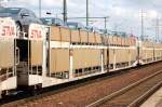 Franz�sische PKW Transportwageneinheiten (STVA) mit fabrikneuen VW beladen, 31.08.11 Bhf.