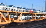 Italienische PKW-Transportwageneinheit der Fa. SITFA mit der Nr. 23 RIV 83 I-SITFA 425 4 097-4 Laekks mit fabrikneuen FIAT 500 aus polnischer Produktion beladen am 27.02.17 Bf. Flughafen Berlin-Schönefeld.