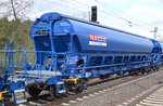 Recht neue Drehgestell-Schüttgutwagen mit Schwenkdach und dosierbarer Schwerkraftentladung vom Einsteller NACCO mit niederländischer Registrierung, im Bild der Wagen mit der Nr.