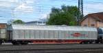 Vierachsiger, gro�r�umiger Schiebewandwagen der Rail Cargo Austria mit der Nr.