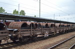 Ein österreichischer Drehgestell-Flachwagen beladen mit Drahtrollen mit der Nr.