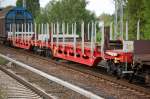 Diese Wageneinheit aus �sterreich, ein Drehgestellflachwagen mit Rungen mit acht Rads�tzen ist vom Typ Rns-z und wird f�r sehr lang G�ter (Schienen f�r den Gleisbau) eingesetzt.