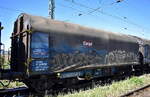 Drehgestell-Flachwagen mit vier Rads�tzen, verschiebbarem Planenverdeck und Lademulden f�r Coil-/Spaltbandtransporte vom Einsteller  Rail Cargo Wagon - Austria mit der Nr. 35 RIV 81 A-RCW 467 3 348-2 Shimmns in einem gemischten G�terzug am 29.07.26 H�he Bahnhof Magdeburg-Neustadt.