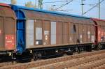Polnischer Schiebewandwagen eingestellt mit der Nr. 21 RIV MC 51 PL-PKPC 2457 842-2 Hbbillns 2151, 31.10.09 Bhf. Flughafen Berlin-Sch�nefeld.