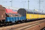 Blauer Drehgestellflachwagen mit Rungen vom Typ Res der polnischen PKP Cargo mit Stahlelementen beladen, 06.06.11 Bhf.