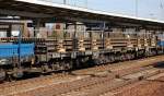 Polnischer PKP Cargo Schwergewicht Drehgestell-Flachwagen mit Rungen eng zusammengekuppelt? oder als Wageneinheit? mit einem zweiten mit je sechs Achsen zum Transport von Langschienen.