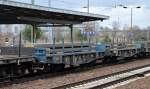 Drehgestell-Flachwagen mit Rungen der PKP Cargo mit der Nr.