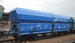 Vierachsiger Schüttgutwagen mit schlagartiger Schwerkraftentladun der polnischen PKP Cargo mit der Nr. 31 RIV MC 51 PL-PKPC 6637 064-5 Falns-xx 440V am 03.02.18 Bf. Flughafen Berlin-Schönefeld.