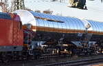 Polnischer Druckgaskesselwagen vom Einsteller Pcc Rokita S.A. mit der Nr. 33 TEN GE 51 PL-PCCR 7809 040-3 Zagns für das Ladegut Ethylenoxid mit Stickstoff siehe UN-Nr.: 263/1040 in einem gemischten Güterzug am 25.02.26 Höhe Bahnhof Magdeburg-Neustadt.