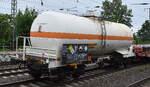 Polnischer Druckgaskesselwagen vom Einsteller Pcc Rokita S.A. mit der Nr. 33 TEN 51 PL-PCCR 7809 019-7 Zagns, Bef�llung siehe UN-Nr.: 265/1017 (Chlor(gas)) in einem gemischten G�terzug am 04.06.26 H�he Bahnhof Saarmund.