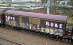 Ein schwedischer Schiebewandwagen vom Einsteller Green Cargo mit der Nr. 21 RIV 74 S-GC 226 5 527-4 Hbins 763 am 20.01.18 Berlin-Springpfuhl.