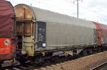Schwedischer Drehgestell-Flachwagen mit Schiebeplane vom Einsteller AAE Cargo AG mit der Nr. 33 RIV 74 S-AARC 4677 138-4 Shimmns 63 am 21.02.17 im Bf. Flughafen Berlin-Schönefeld.