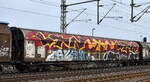 Großräumiger Drehgestell-Schiebewandwagen vom Einsteller TRANSWAGGON AG in der SChweiz mit der Nr. 33 RIV 58 CH-TWA 2740 731-0 Habbiins 17 in Ganzzug am 24.03.26 Höhe Bahnhof Rodleben.