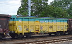 In einem Ganzzug Rolldachwagen eigentlich nur aus DB Wagen bestehend dieser Farbtupfer, ein slowakischer Rolldachwagen vom Einsteller LOKO TRANS s.r.o. organinisačná zloška mit verschiedenen Firmennamen beklebt, er trägt die Nr. 33 RIV 56 SK-LTBCZ 0808 132-9 Tams am 09.08.16 Berlin Grünau gesichtet.