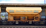 Zweiachsiger Schüttgutwagen mit Schwenkdach und dosierbarer Schwerkraftentladung vom slowakischen Einsteller EEWS spol. s.r.o. mit der Nr. 23 RIV 56 SK-EEWS 0733 159-4 Tds mit dem Logo  Chemie für die Zukunft  ske. PIESTERITZ am 28.04.16 Bf. Flughafen Berlin-Schönefeld.