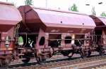 Ein gedeckter Sch�ttgutwagen mit zwei Rads�tzen aus der Slowakei eingestellt mit de Nr.
